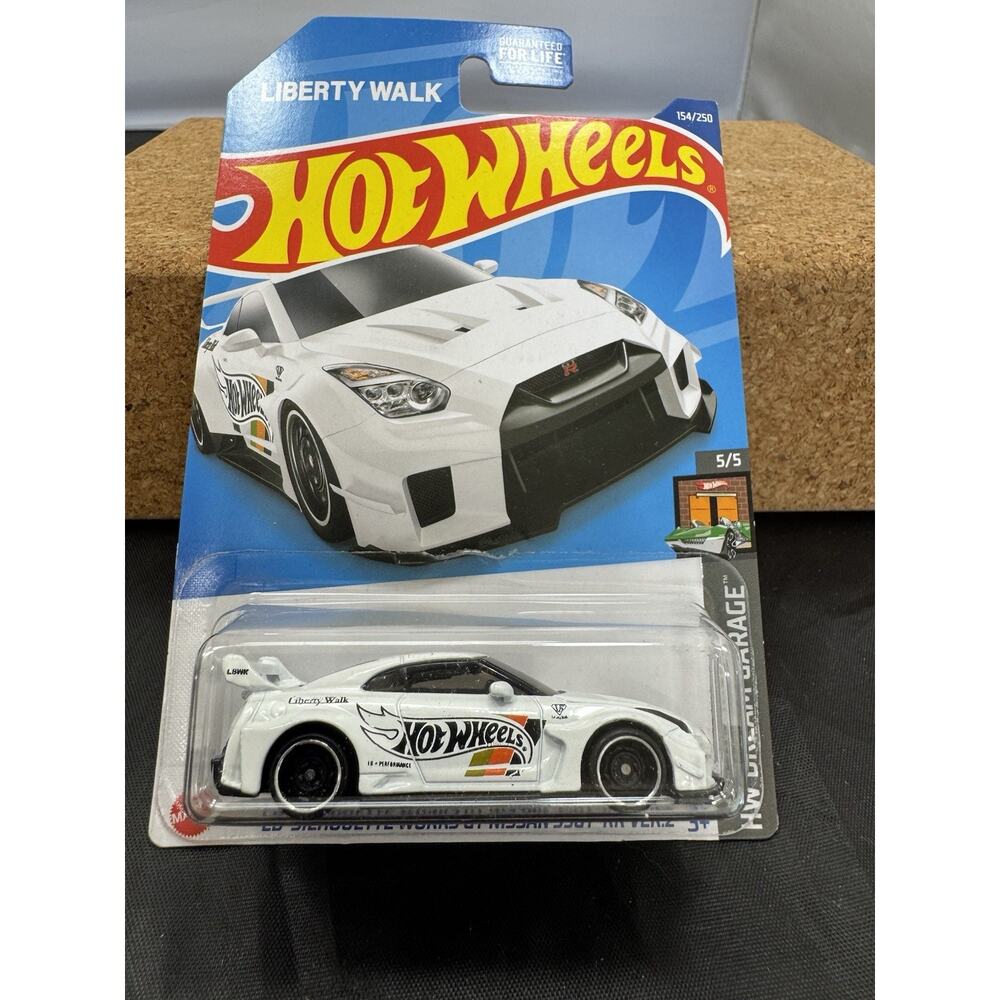 Hot Wheels 2022 5/5 LB-Silhouette Works GT Nissan 35GT-RR Ver.2 White 154/250